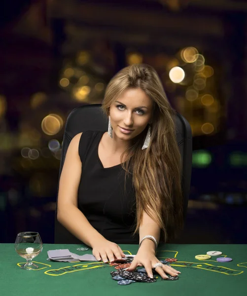 金发女孩在一家赌场玩扑克牌，景 — 图库照片