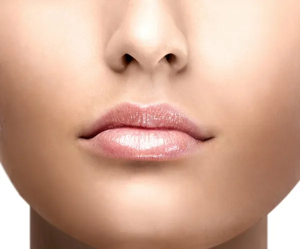 Lip gloss flickans ansikte — Stockfoto