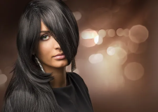 Portrait of a young beautiful girl with shiny hair on the backgr — Stock Photo, Image