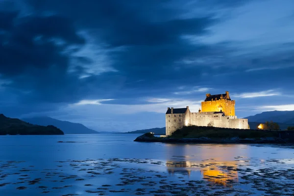 Eilean donan kasteel bij avondschemering, Schotland — Stockfoto