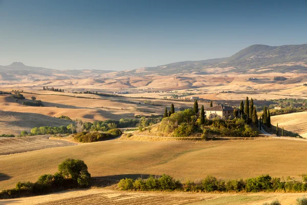 Ανατολή του ηλίου στην εξοχή της Τοσκάνης, san quirico δ orcia, Ιταλία — Φωτογραφία Αρχείου