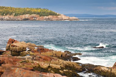 Gök gürültüsü delik, Acadia Milli Parkı, Maine, Amerika taşlara