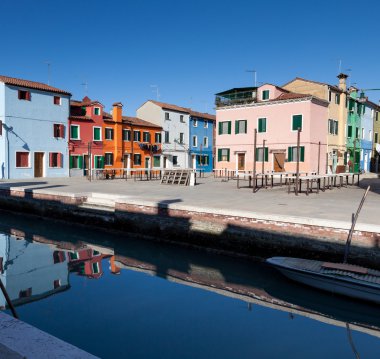 Burano adasında renkli evler, Venedik, İtalya