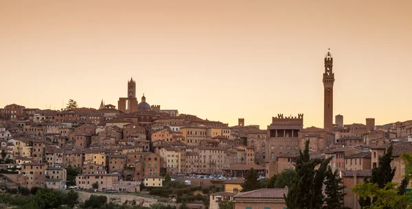 Panoráma města Siena při západu slunce, siena, Toskánsko, Itálie — Stock fotografie