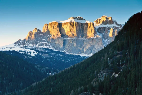 Ver en Gruppo del Sella cerca del pueblo Canazei, Dolomitas mountai — Foto de Stock