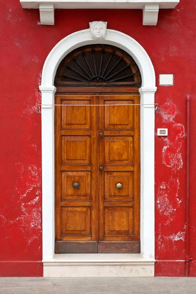 Portas coloridas da ilha de Burano, Veneza, Itália — Fotografia de Stock