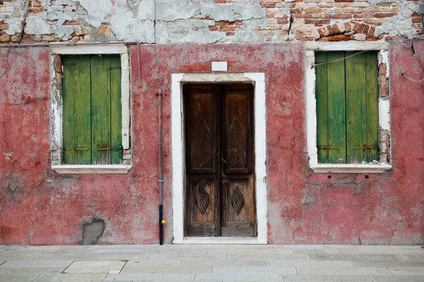 Barevný dům na ostrově Burano, Benátky, Itálie — Stock fotografie