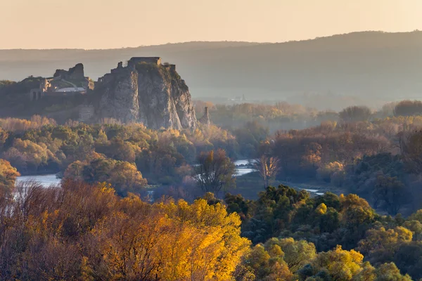 Slavný Devínsky hrad na Slovensku — Stock fotografie