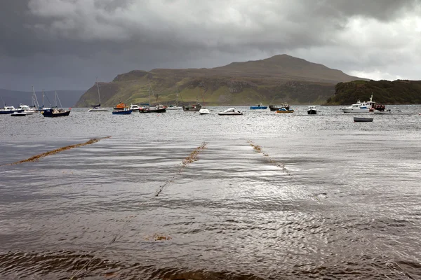 У місті Portree гавань, острів Скай, Шотландія, Великобританія — стокове фото