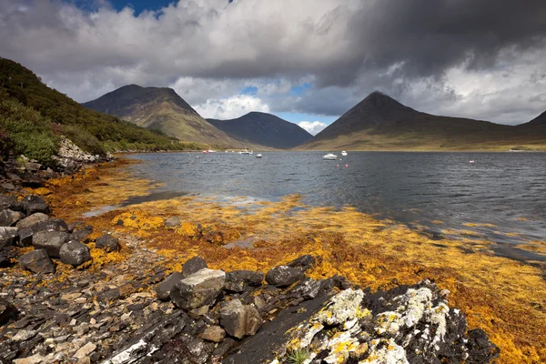 Loch Slapin y Beinn na Cro, Isla de Skye, Escocia, Reino Unido —  Fotos de Stock