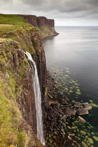 Kilt rock waterfall, Isola di Skye, Scozia, Regno Unito — Foto Stock