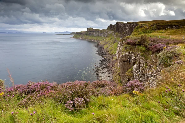 Cliffs near Kilt rock waterfall, Isle Of Skye, Escócia, Reino Unido — Fotografia de Stock