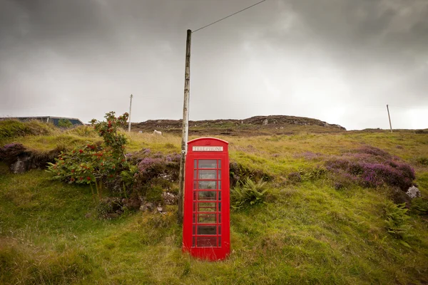 Caixa telefónica vermelha tradicional, Ilha de Skye, Escócia, Reino Unido — Fotografia de Stock