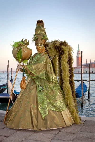 Карнавальна маска в оленях, італія. — стокове фото
