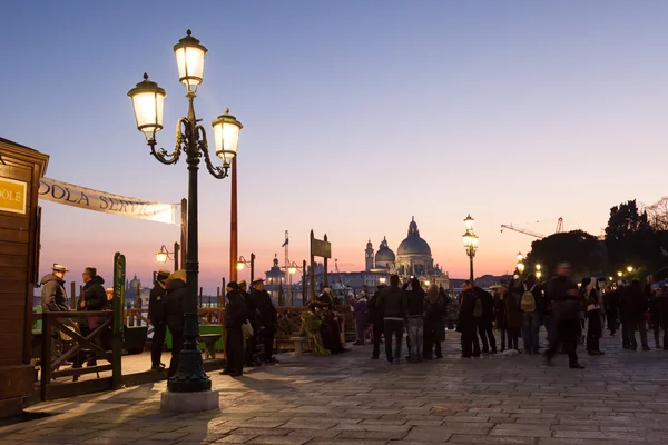 Ambiente de atardecer con gondoleros esperando a los clientes, Venecia, Italia —  Fotos de Stock