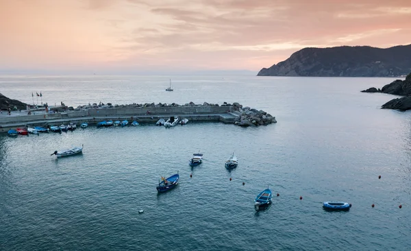 Hafen in Vernaza nach Sonnenuntergang, Cinque Terre, Italien — Stockfoto