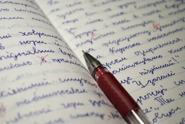 açık defter kalem kırmızı