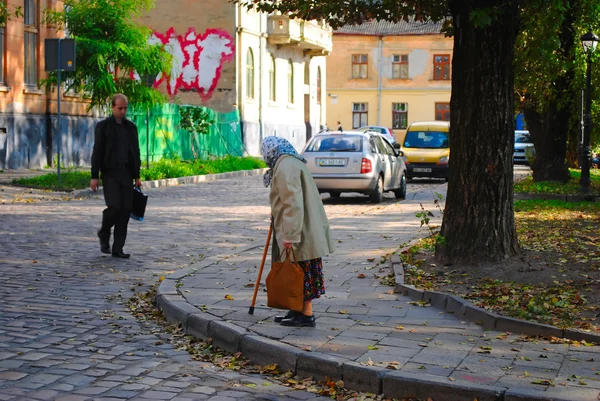 Foto di Donna anziana in città di strada — Foto Stock