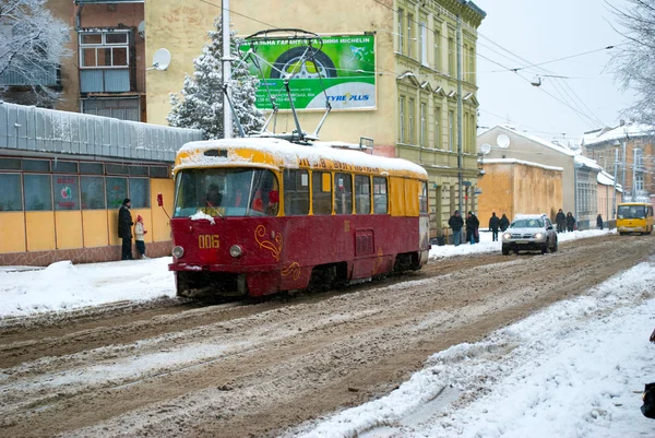 Tramvaj jezdí ulicemi — Stock fotografie