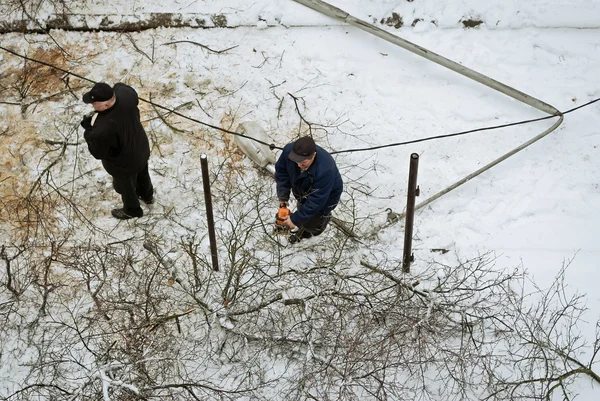 Two men cope with the consequences snowfall — Stock Photo, Image