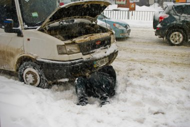 Arabanın sürücüsü kar lviv Ukrayna 15.03.2013 yalan onarır.