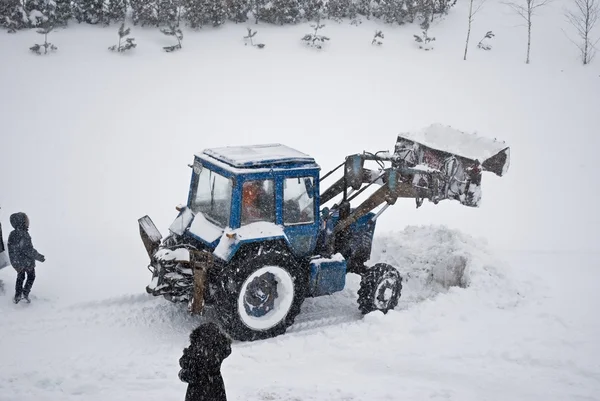 Agrimotor odstraní sníh na ulici Lvov Ukrajina — Stock fotografie