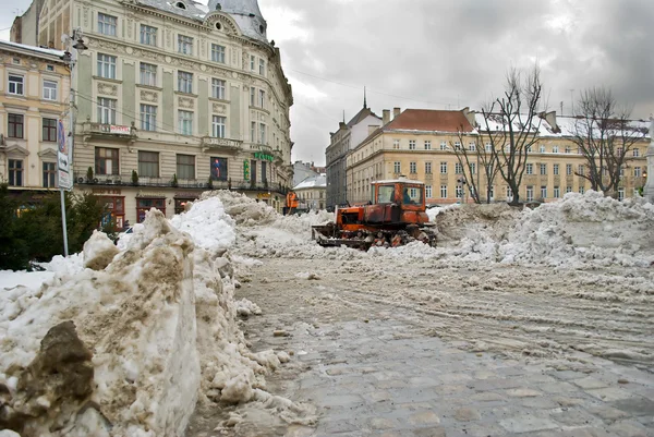 Staré agrimotor čistý sníh z chodníku ulice pěšina — Stock fotografie