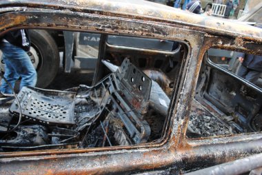 şehir içinde araba dışarı yanmış