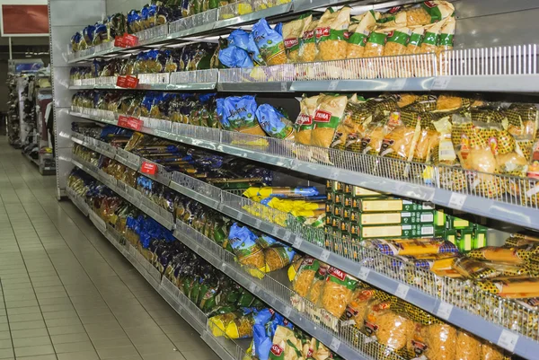 Espaguete, massa, vermicelli em prateleiras no supermercado — Fotografia de Stock