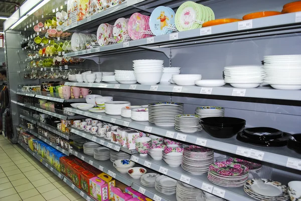 Louça em prateleiras no mercado — Fotografia de Stock