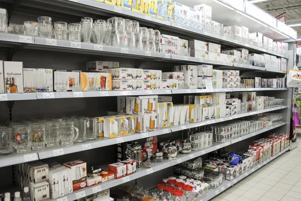 Glass on shelves in hypermarket — Stock Photo, Image