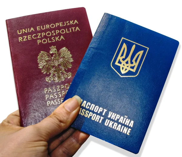 手でウクライナとポーランドの 2 つのパスポート ストック写真