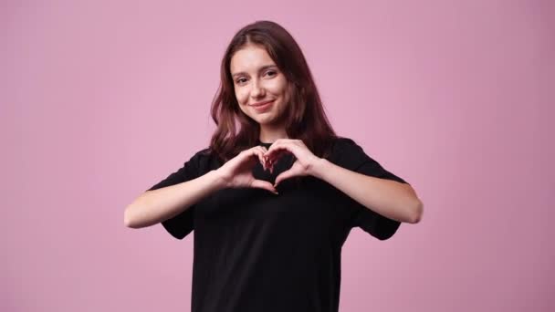 Video Donna Sorridente Fare Cuore Con Mani Sfondo Rosa Concetto — Video Stock