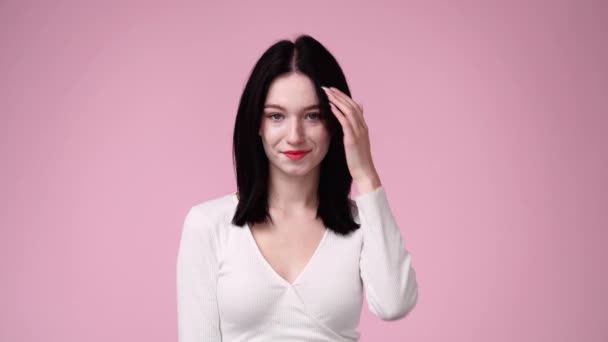 Vídeo Mulher Positiva Uma Camisola Branca Sorrindo Olhando Para Câmera — Vídeo de Stock