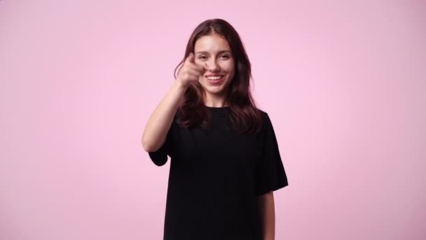 Video Leende Kvinna Som Håller Handen Nära Örat Form Telefon — Stockvideo
