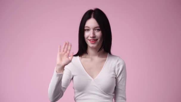 Video Ženy Mávající Rukama Růžovém Pozadí Pojem Relaxační Emoce — Stock video