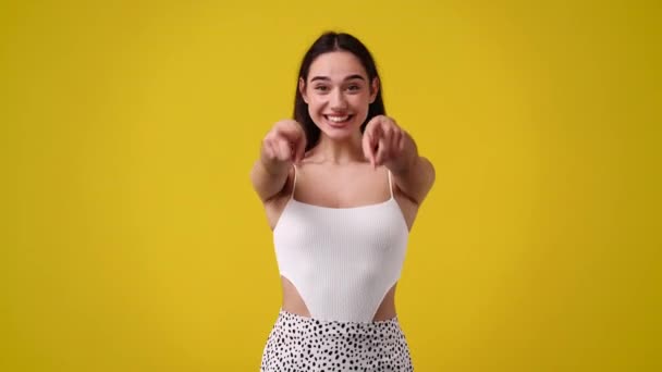 Відео Усміхненої Жінки Показує Великий Палець Жовтому Тлі Концепція Щастя — стокове відео