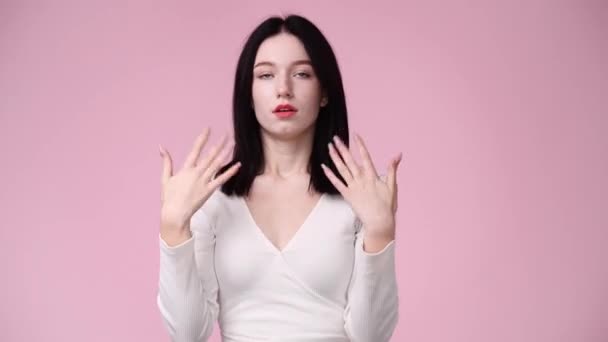 Vídeo Mulher Relaxante Uma Camiseta Balck Com Braços Levantados Olhos — Vídeo de Stock