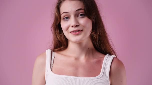 Відео Красивої Дівчини Яка Посміхається Рожевому Фоні Концепція Емоцій — стокове відео