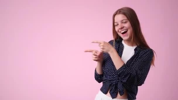 Video Mladé Ženy Ukazuje Stranu Přes Růžové Pozadí Koncepce Prezentace — Stock video