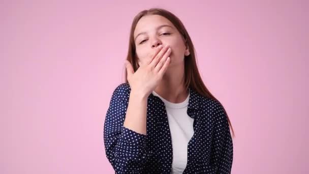 ピンクの背景にキスをする若い女性の4Kビデオ 愛の概念 — ストック動画