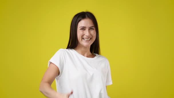 Video Excited Woman Showing Thumbs Yellow Background Concept Satisfaction — Stock Video