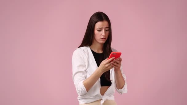 Video Mujer Linda Usando Teléfono Aislado Sobre Fondo Rosa Concepto — Vídeos de Stock