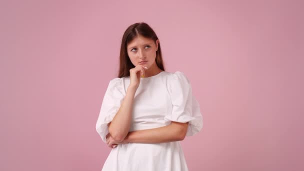 Video Mujer Estresada Aislada Sobre Fondo Rosa Concepto Emociones Negativas — Vídeos de Stock