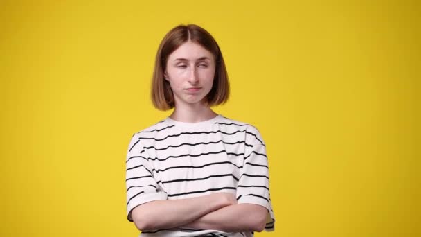Vídeo Mujer Ofendida Molesto Aislado Sobre Fondo Amarillo Concepto Emociones — Vídeos de Stock