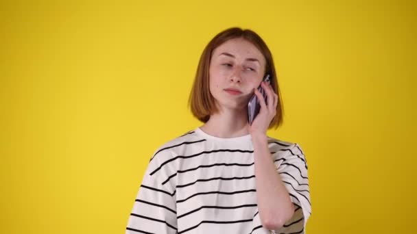 Βίντεο Χαριτωμένη Γυναίκα Μιλάει Στο Τηλέφωνο Απομονωμένη Κίτρινο Φόντο Έννοια — Αρχείο Βίντεο