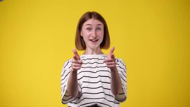Vidéo Femme Excitée Satisfaite Isolée Sur Fond Jaune Notion Homologation — Video
