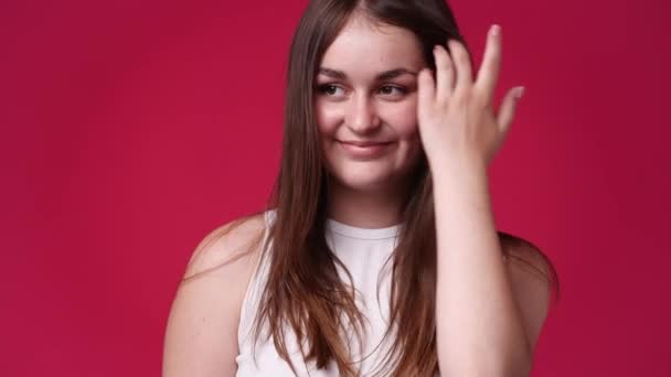 Cultivo Vídeo Linda Mujer Caucásica Sonriendo Aislado Sobre Fondo Rojo — Vídeos de Stock