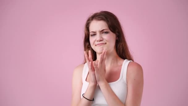 Відео Жінки Натирає Руки Разом Рожевому Фоні Концепція Розслабляючих Емоцій — стокове відео