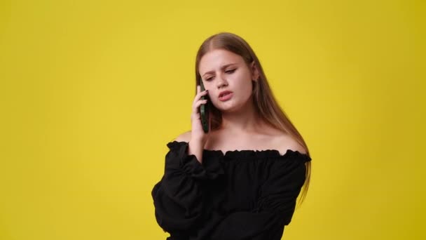 Video Dissatisfied Girl Talking Phone Yellow Background Concept Dissatisfaction Emotion — Stock Video